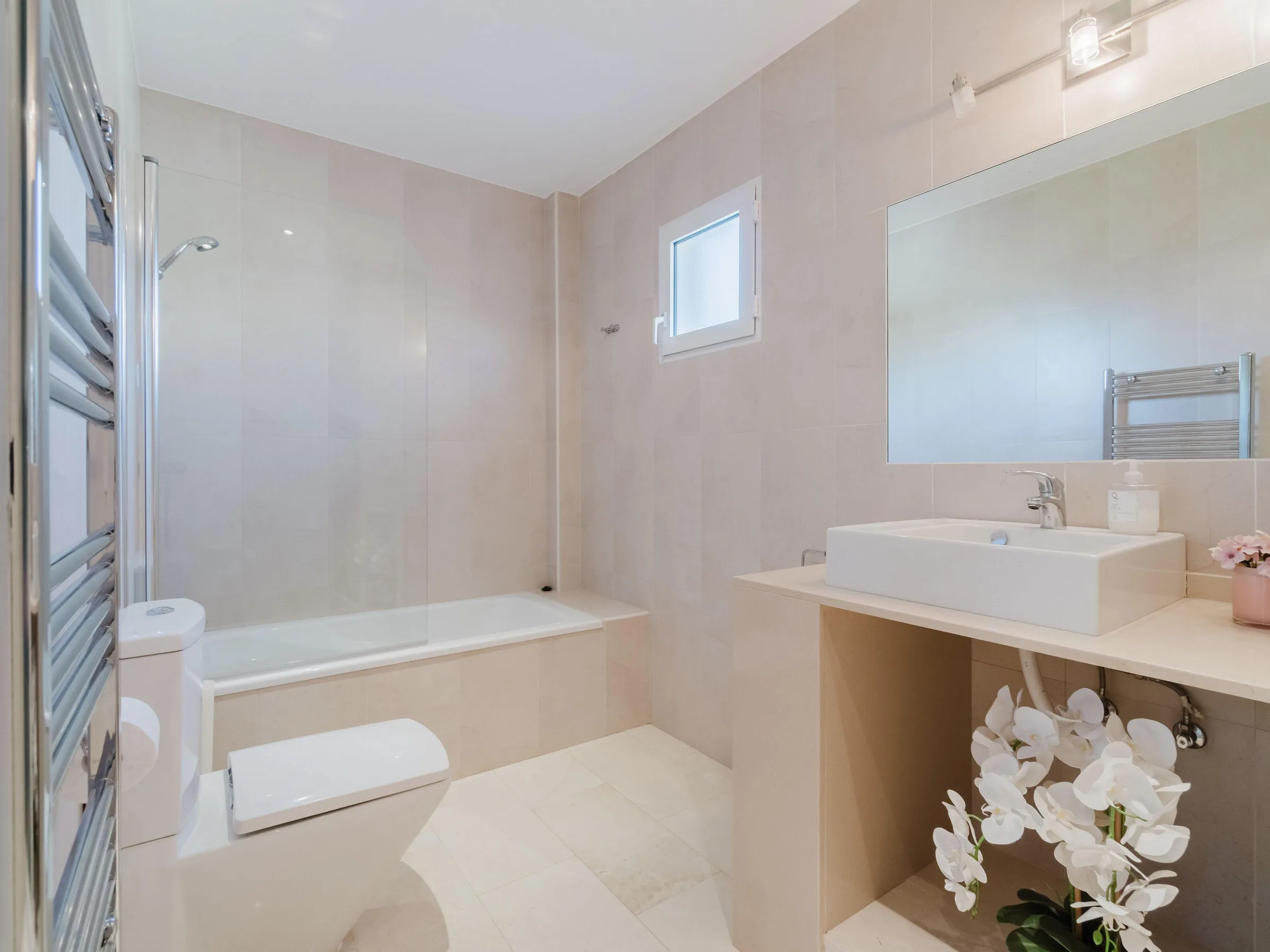 ALB10 Bathroom 2 a