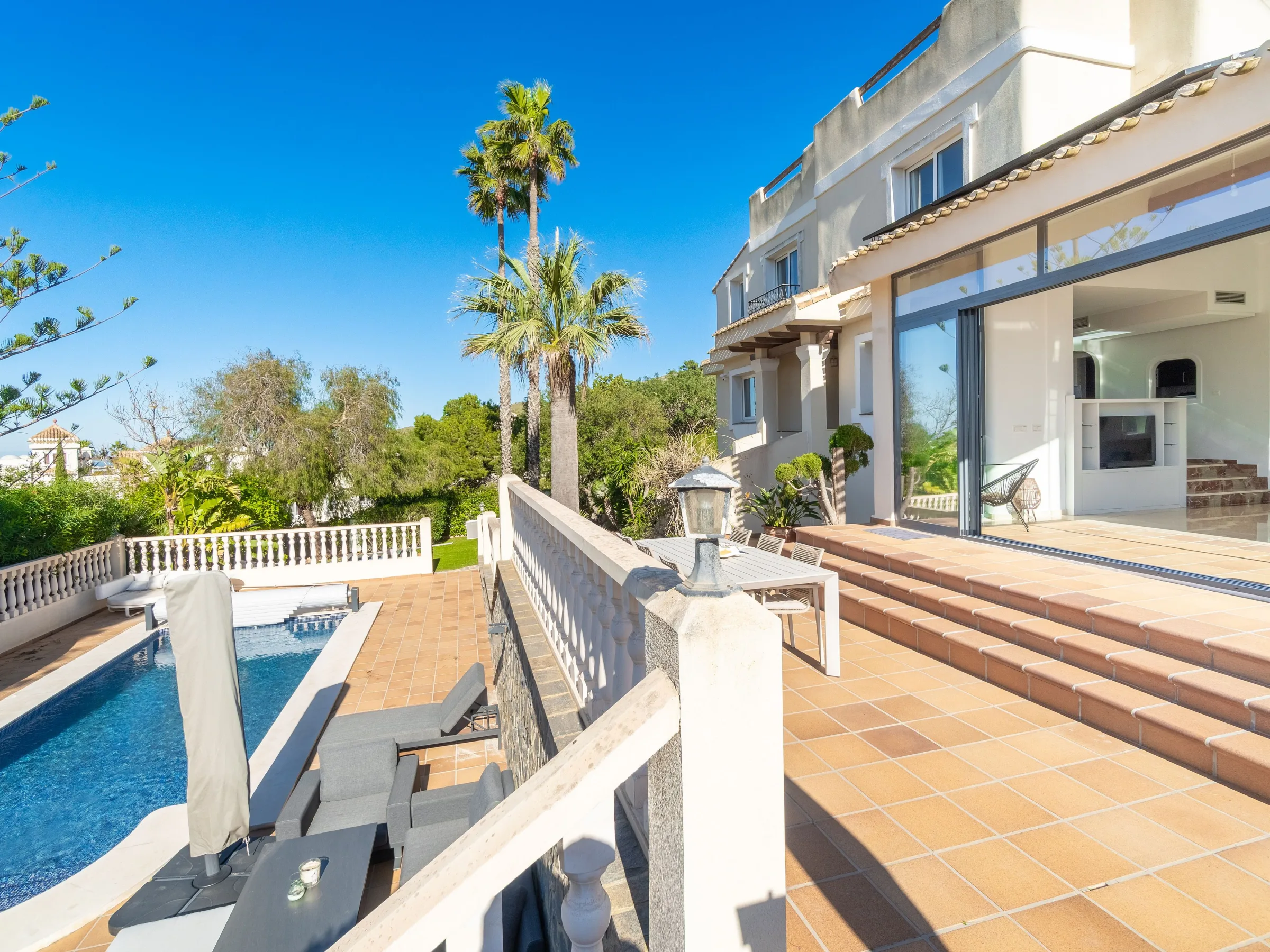 ALB10 pool and villa c