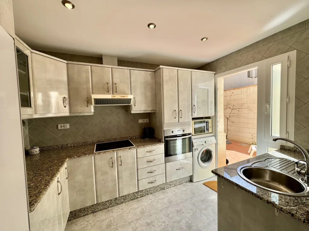 BL0102 Kitchen 1