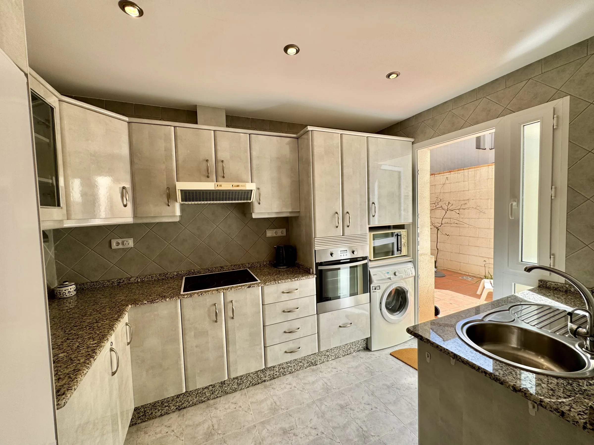 BL0102 Kitchen 1