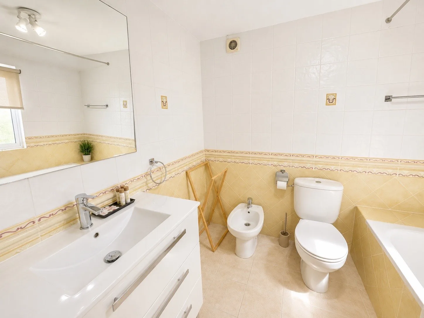 BL14004 Bathroom 2 a