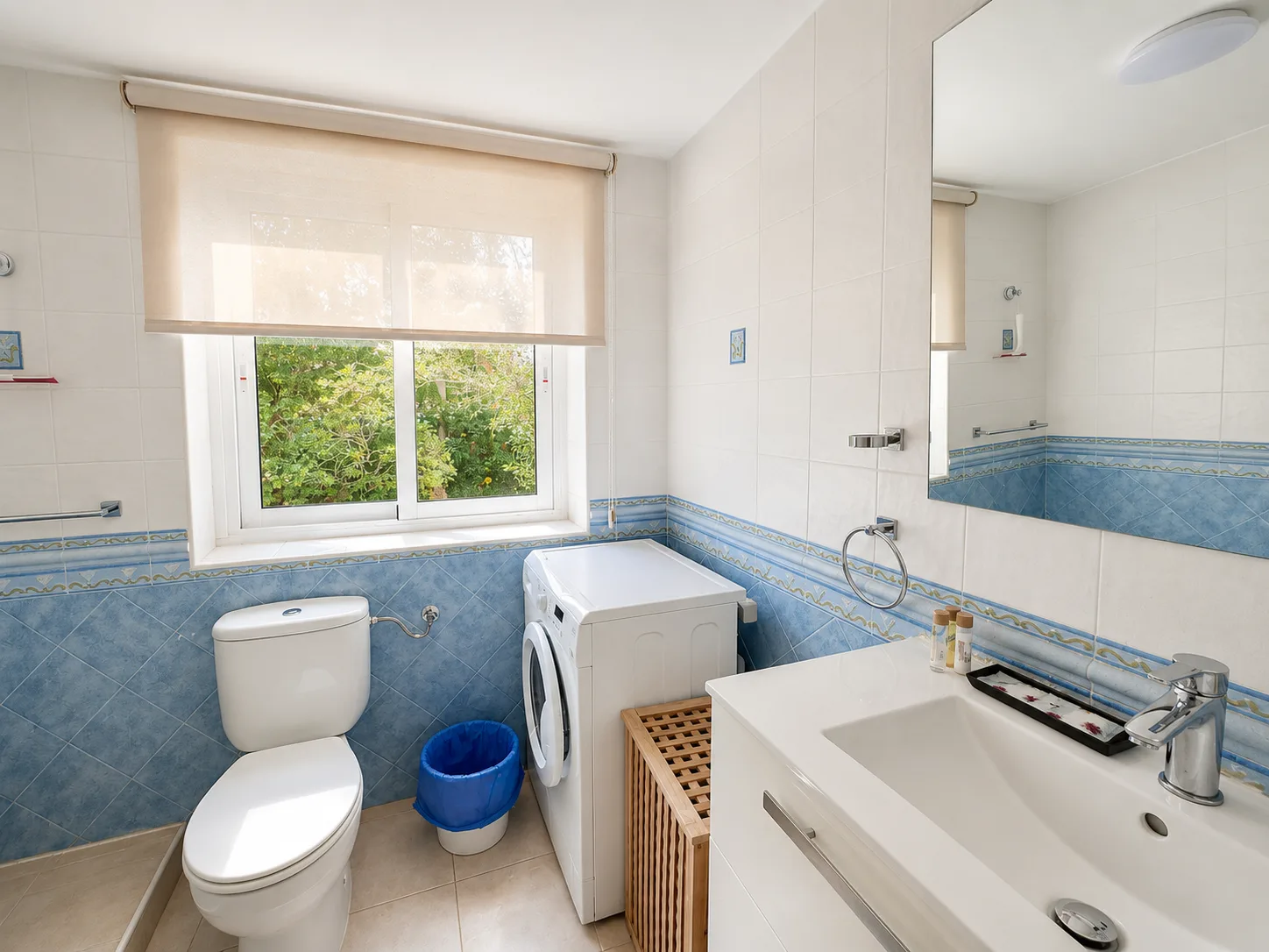 BL1404 Bathroom 1 a