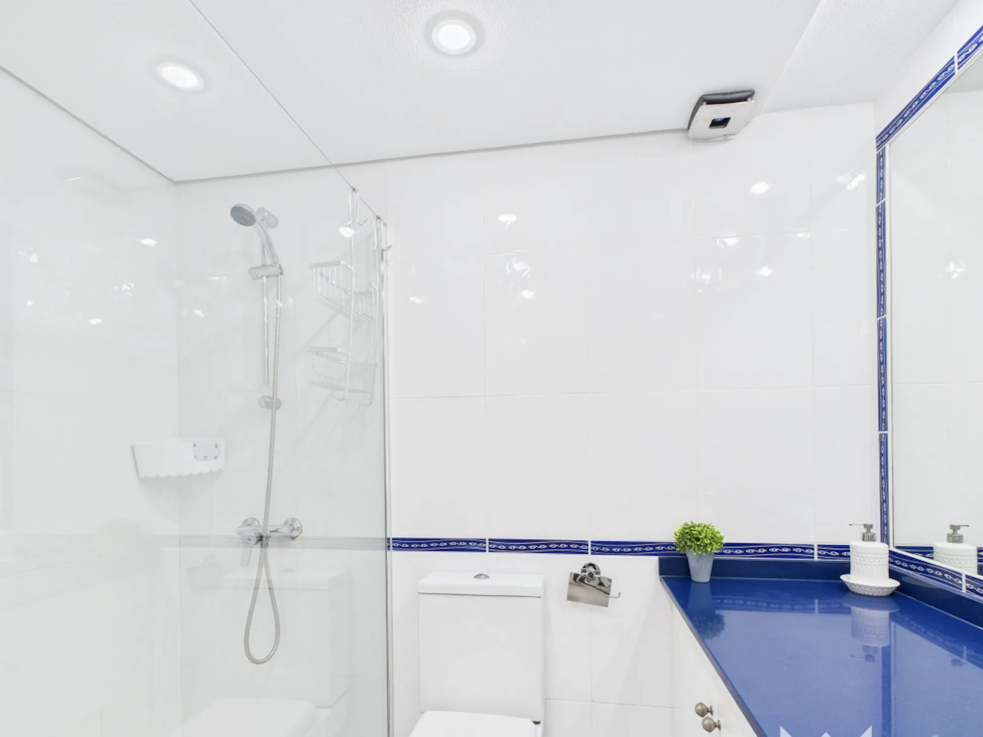 BL1610 shower room