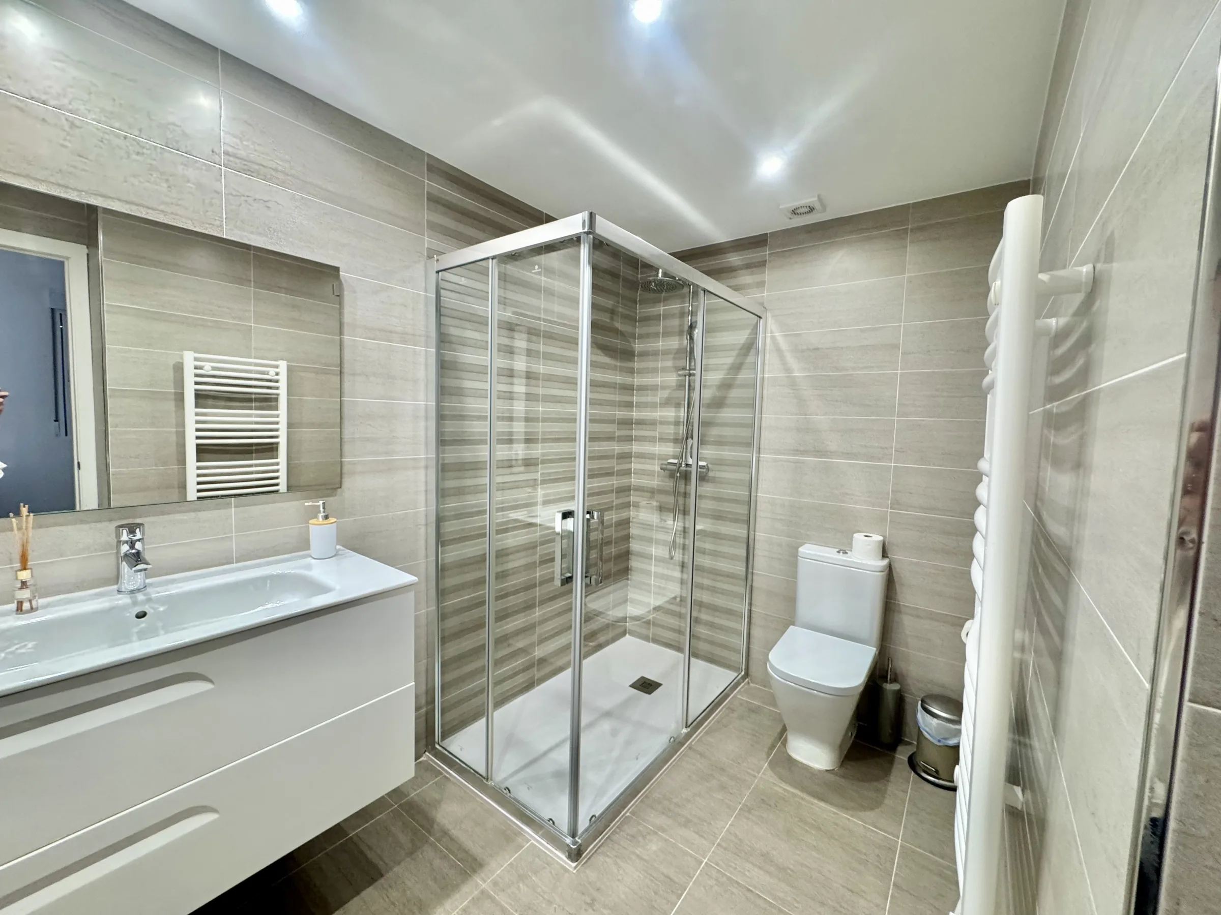 BL1810 Bathroom 1 a
