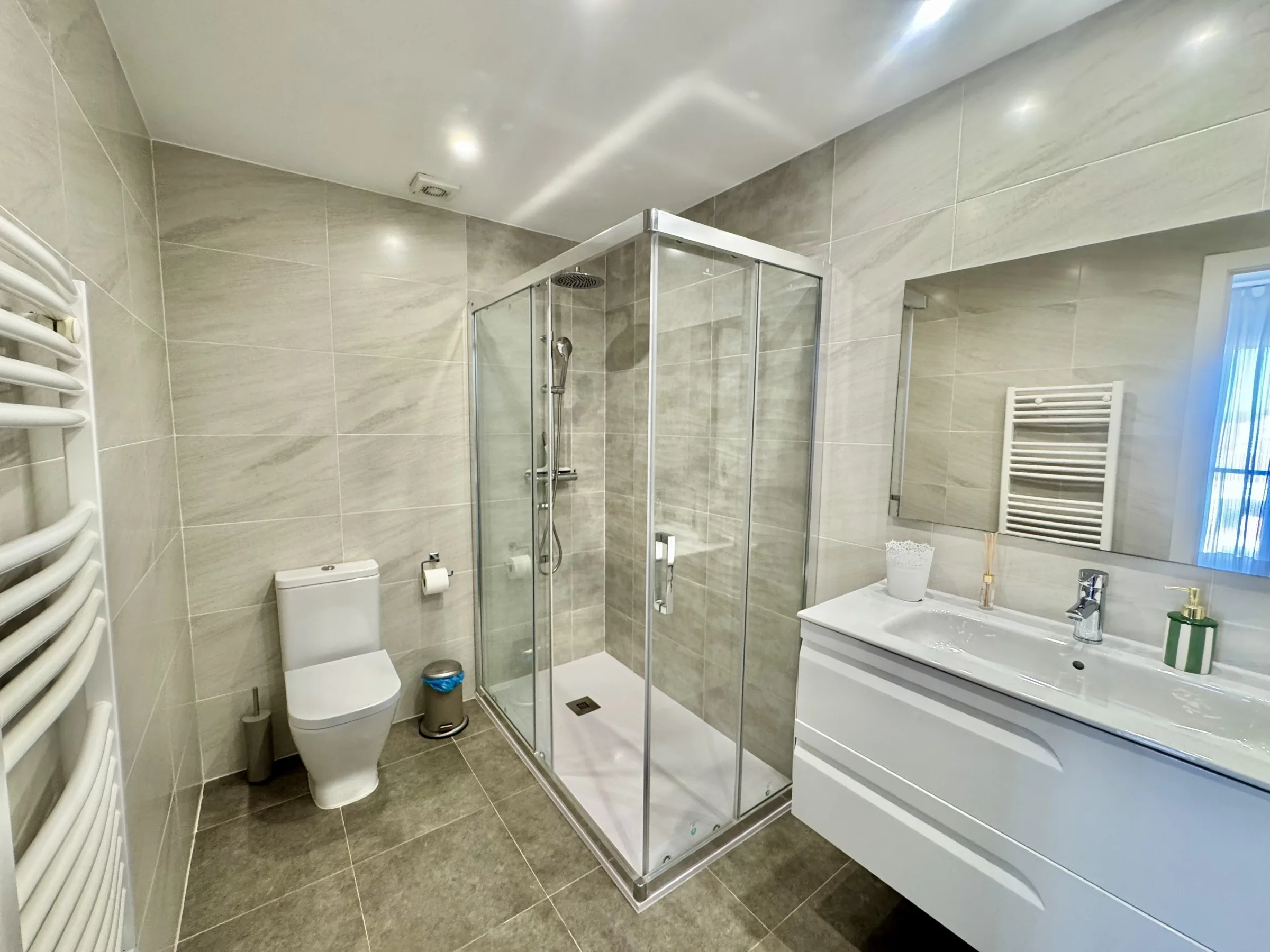 BL1810 Bathroom 2 a