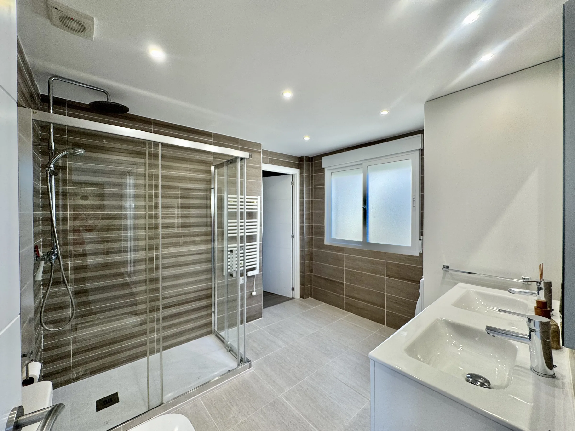 BL1810 Bathroom 3 b