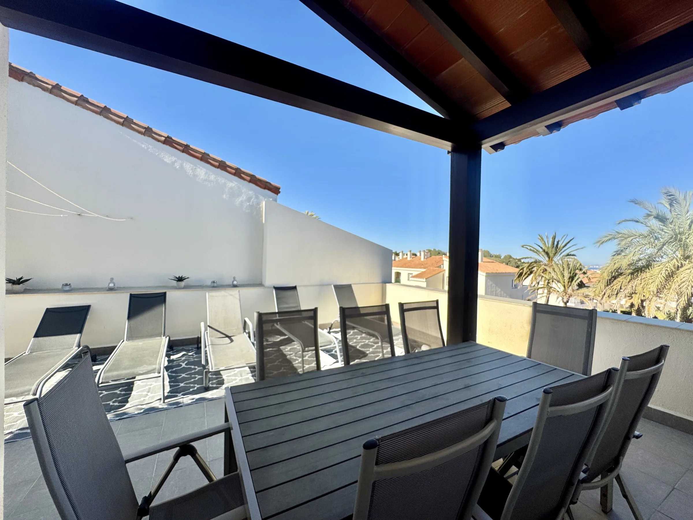BL1810 Outside Dining and sunloungers