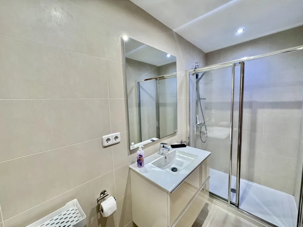 BL1816 bathroom 1