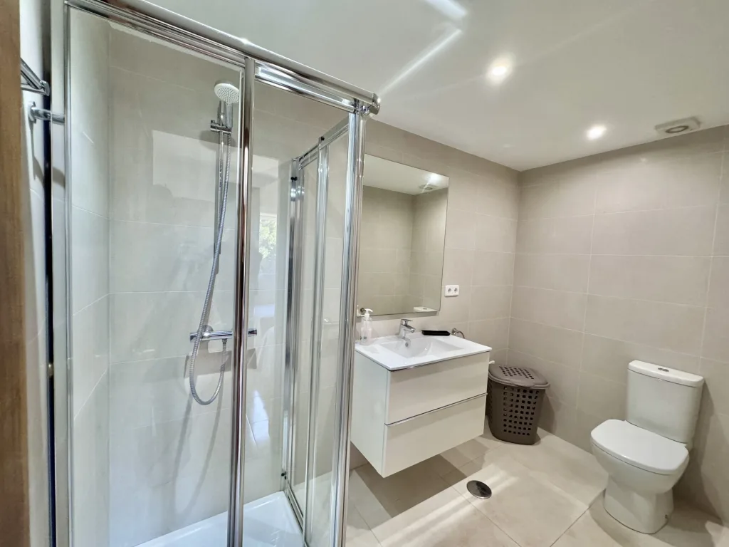 BL1816 Bathroom 2