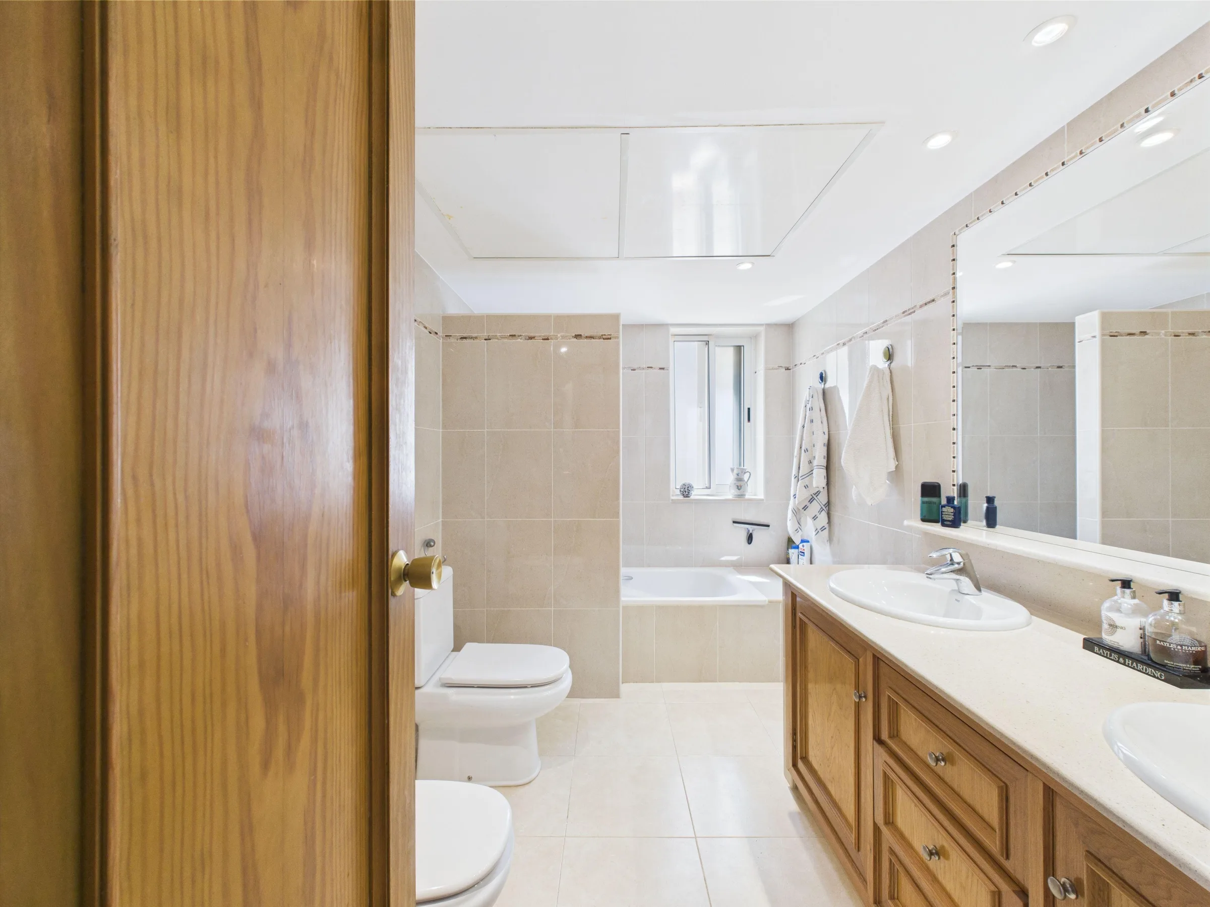 BLV7 Bathroom 1 a