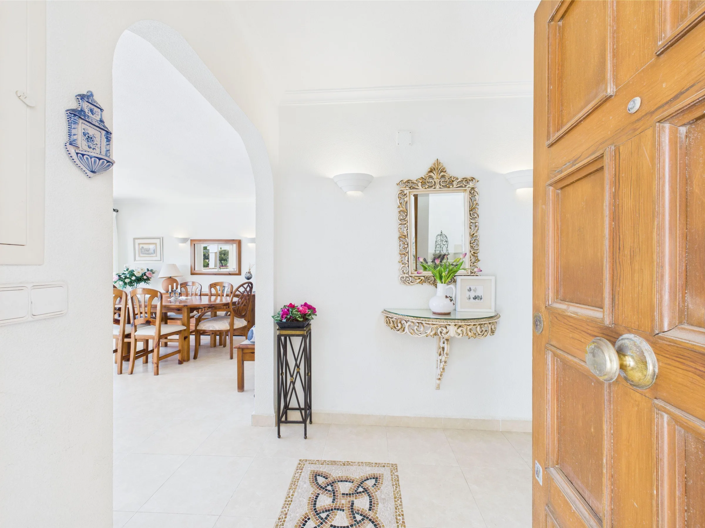 BLV7 Entrance hall a