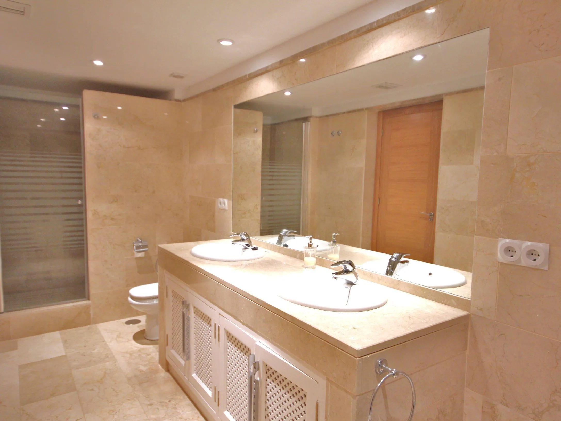 Buena Vista Villa 1 Guest Bed 2 en ssuite with shower resize mtime20210210154438