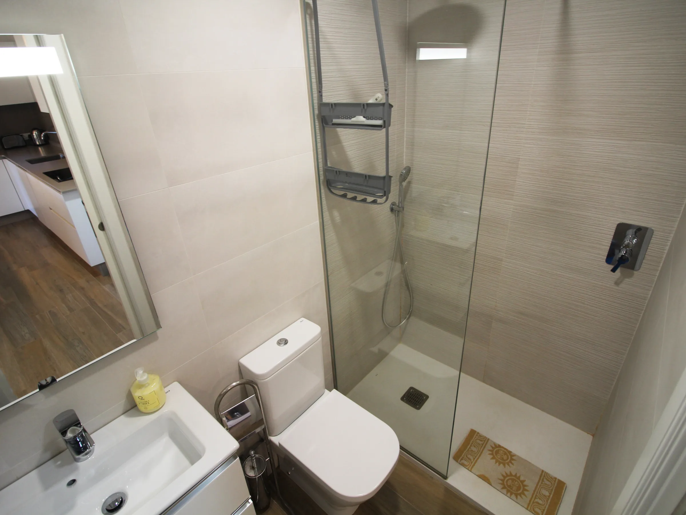 ER116 Bathroom 1 a