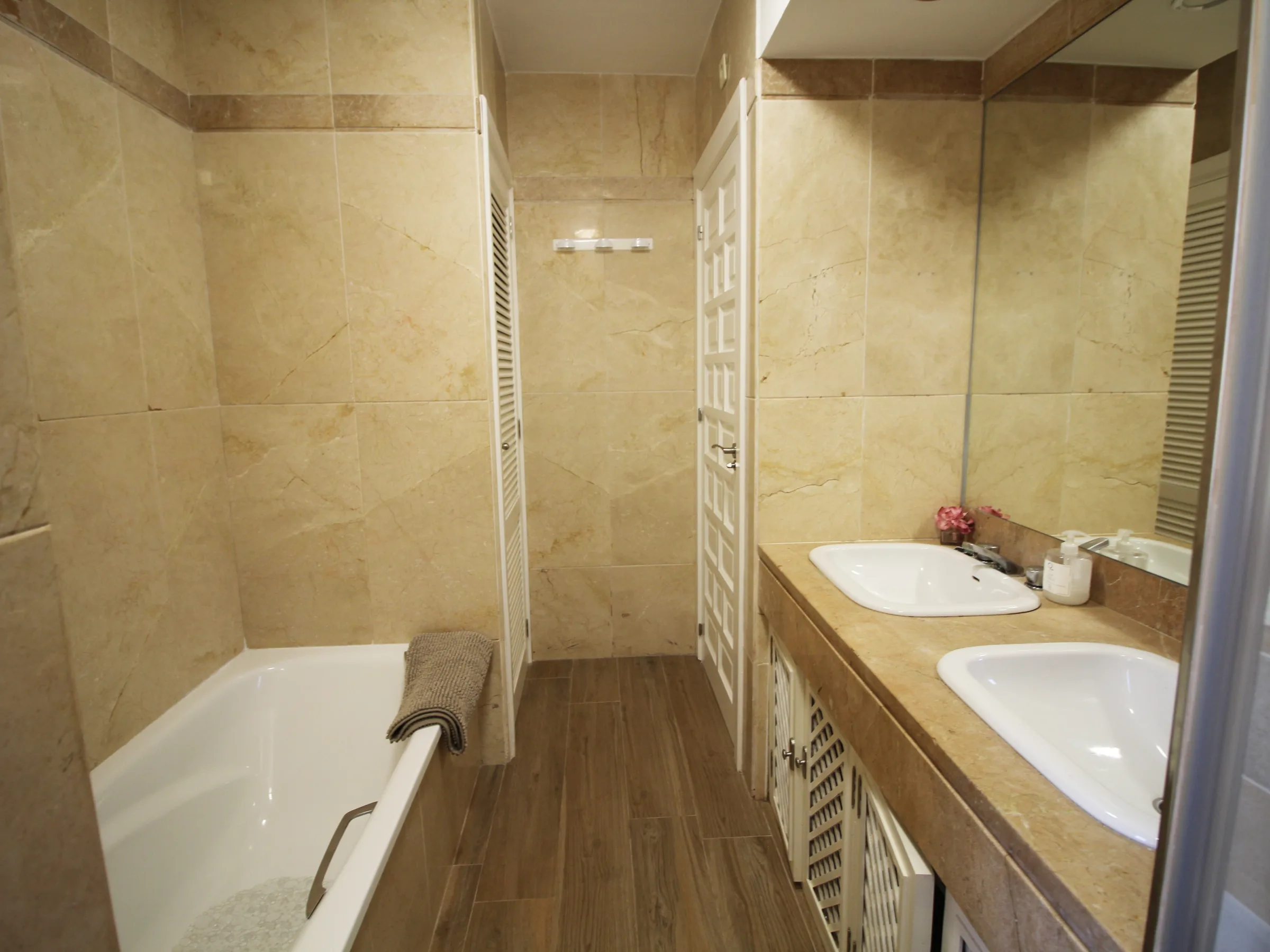 ER116 Bathroom 2 b