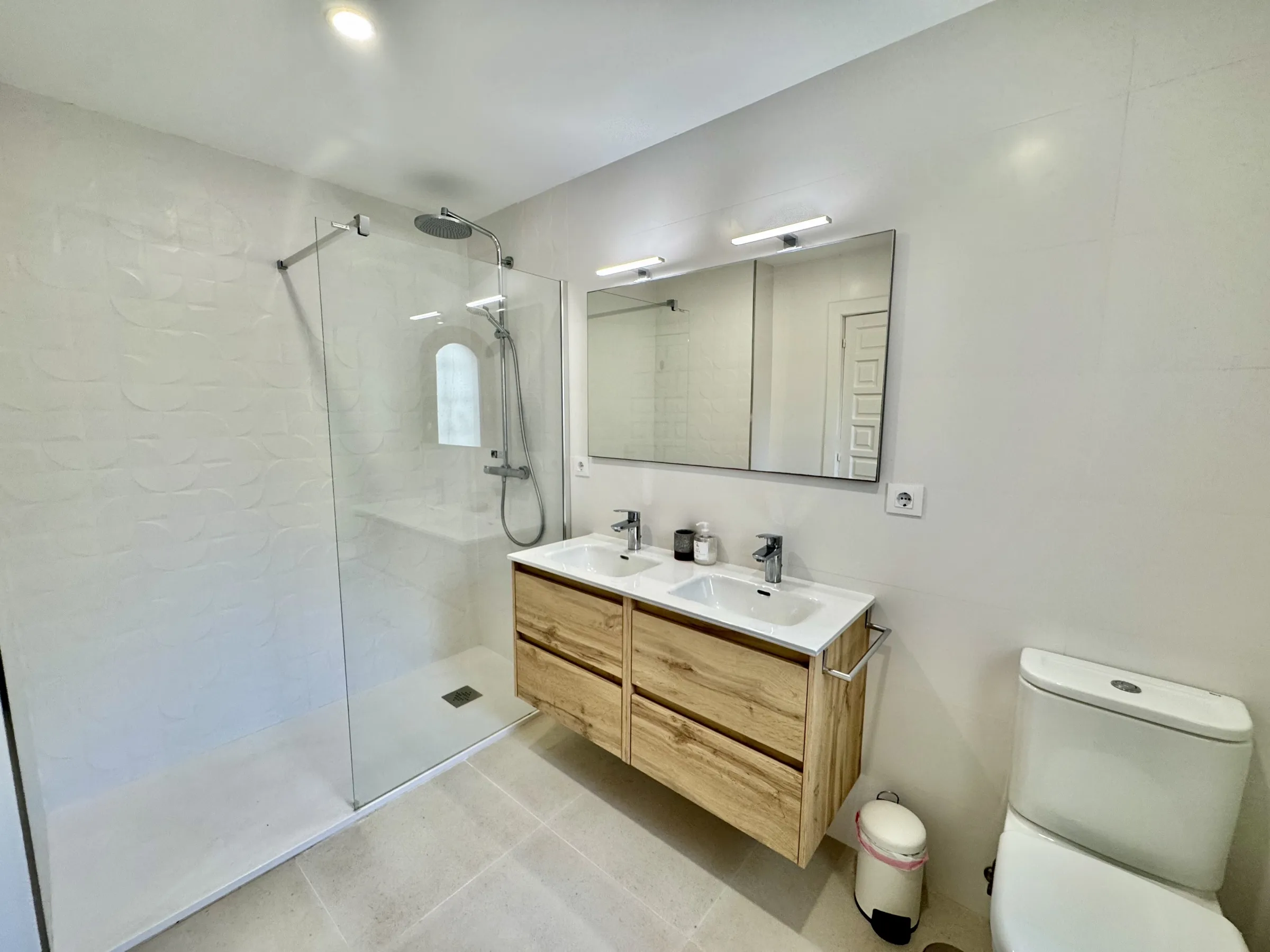 ER128 Ensuite Bathoom