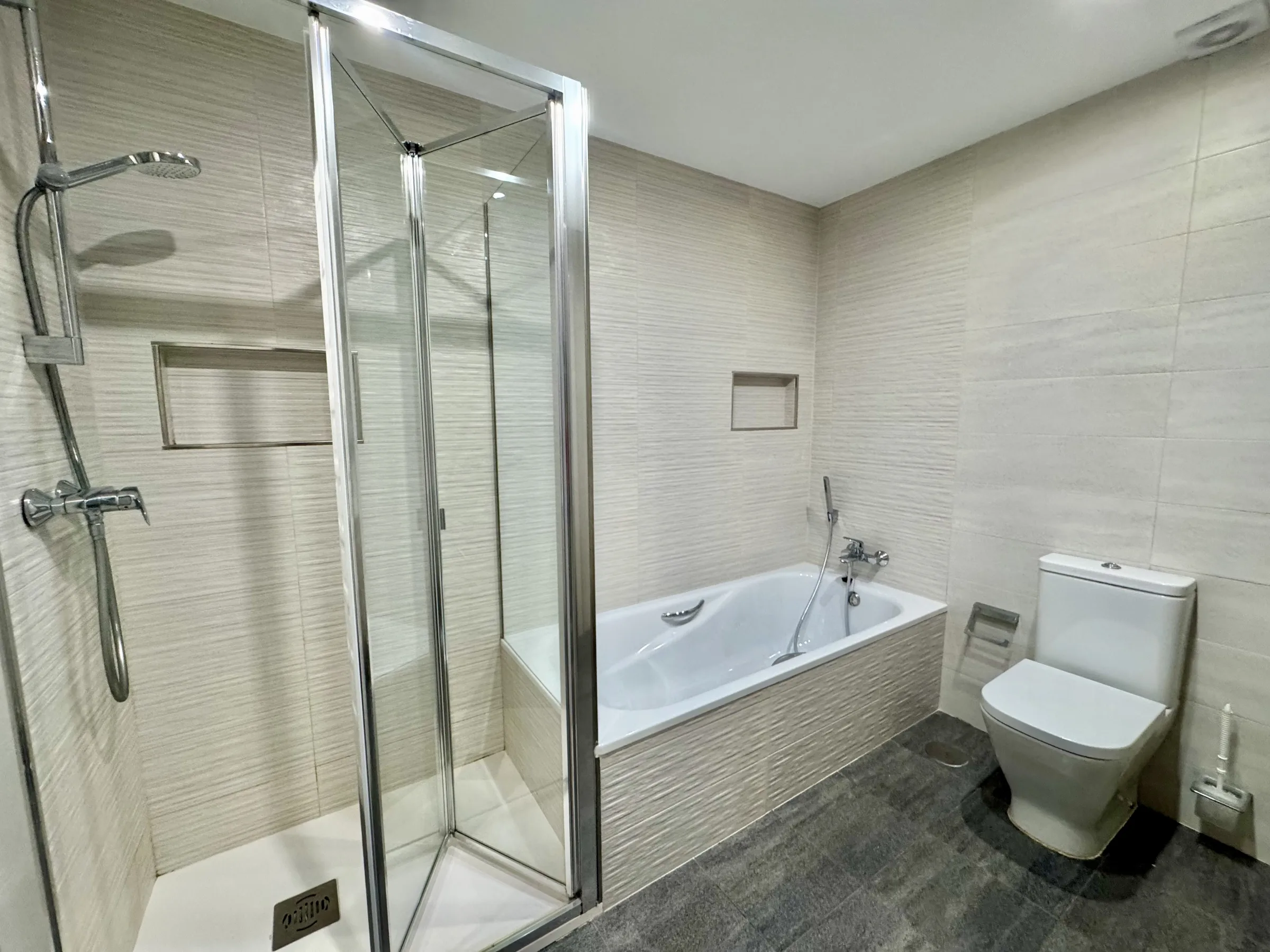 ER46 Family Bathroom b