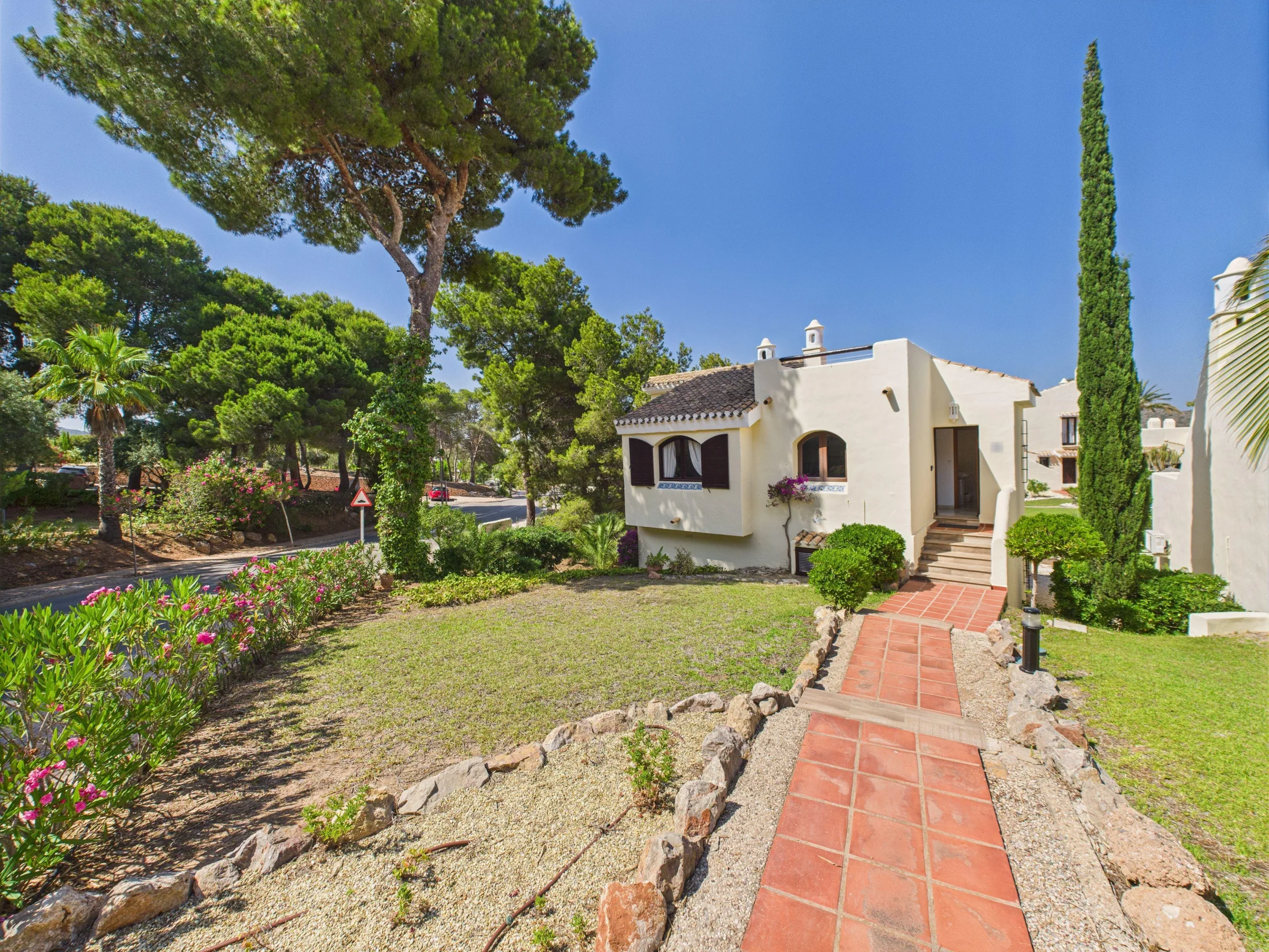 ER86 Front of villa