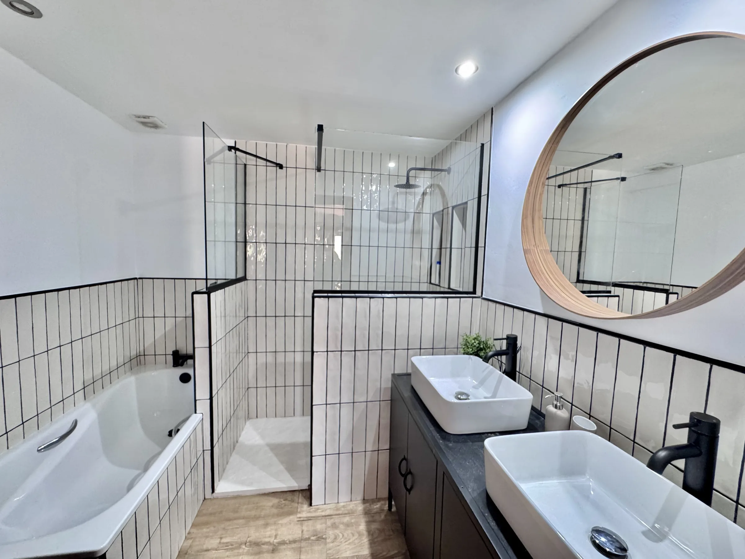 ER98 Bathroom 1