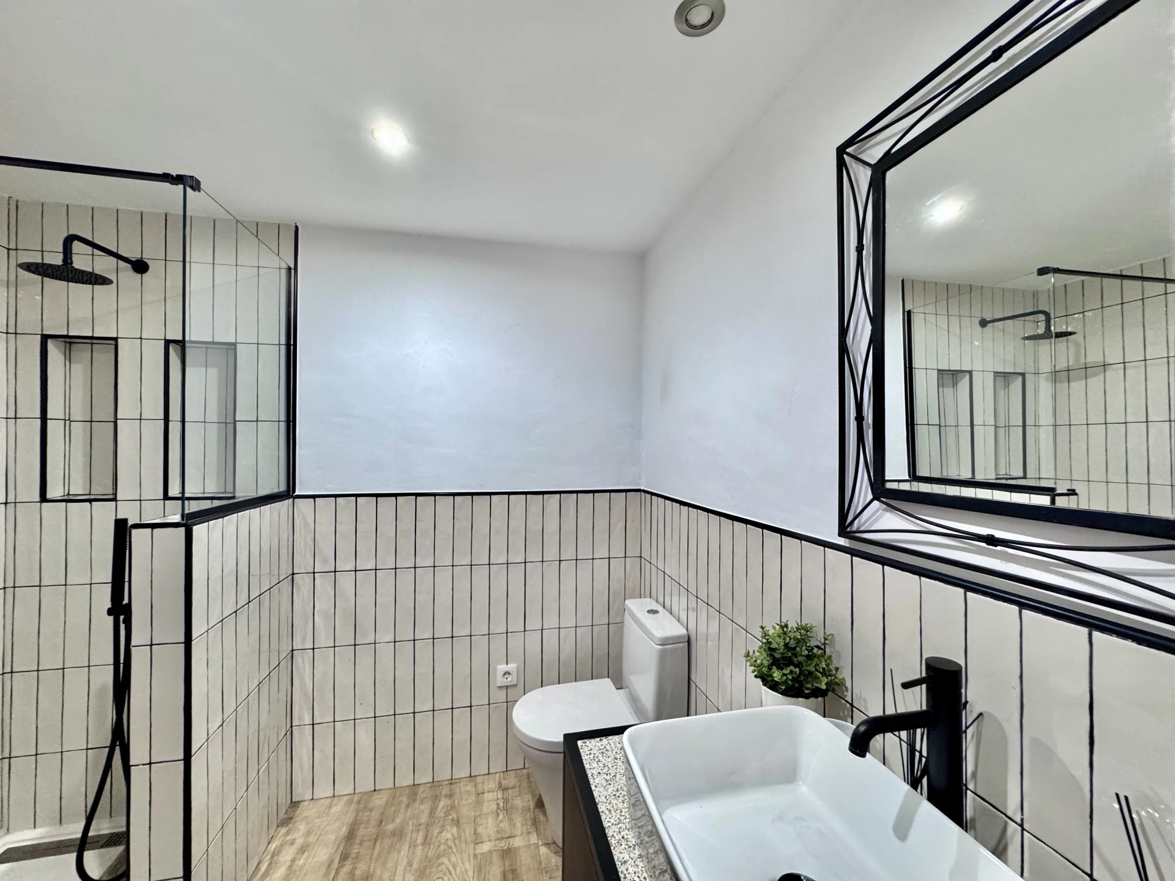 ER98 Bathroom 2