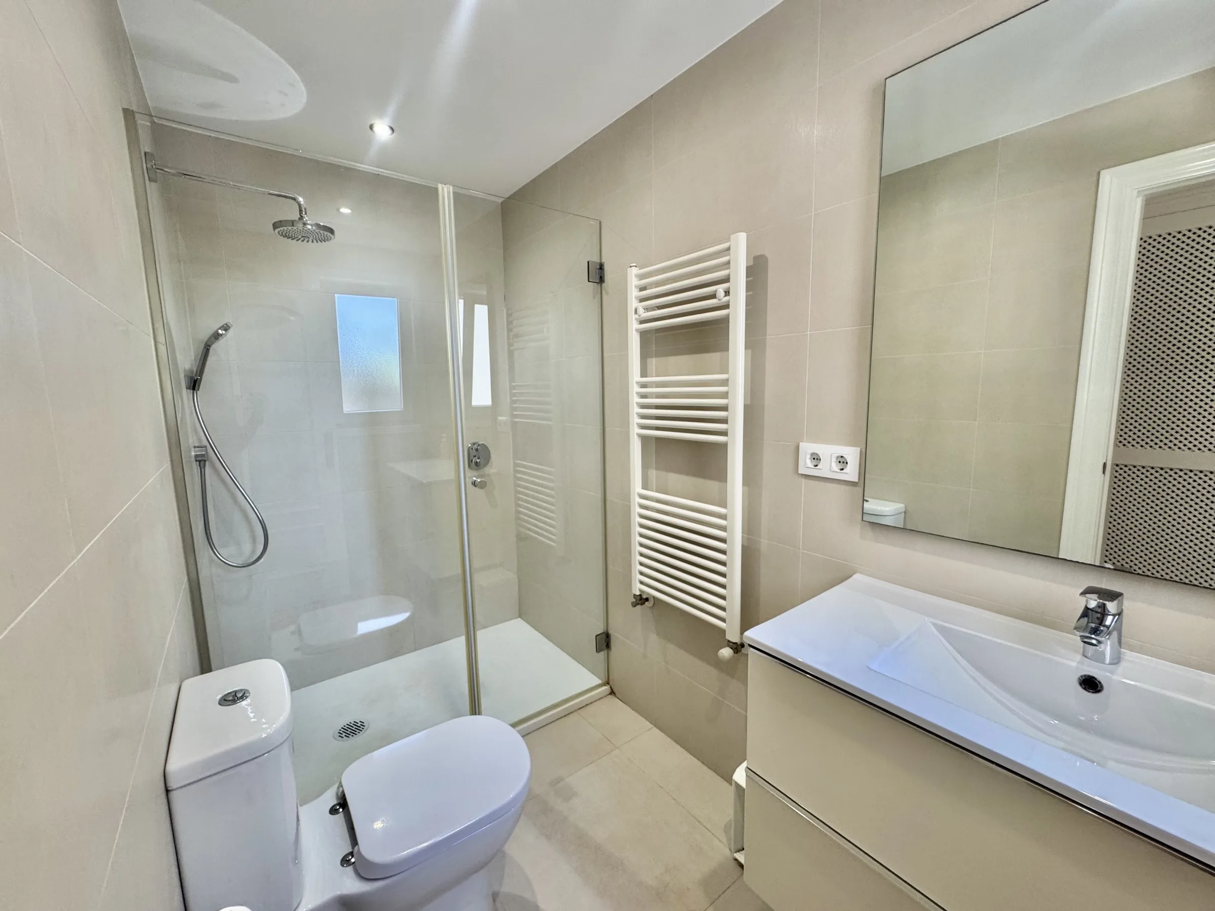 GB128 Ensuite bedroom 1 2026 04 13 140238 megh