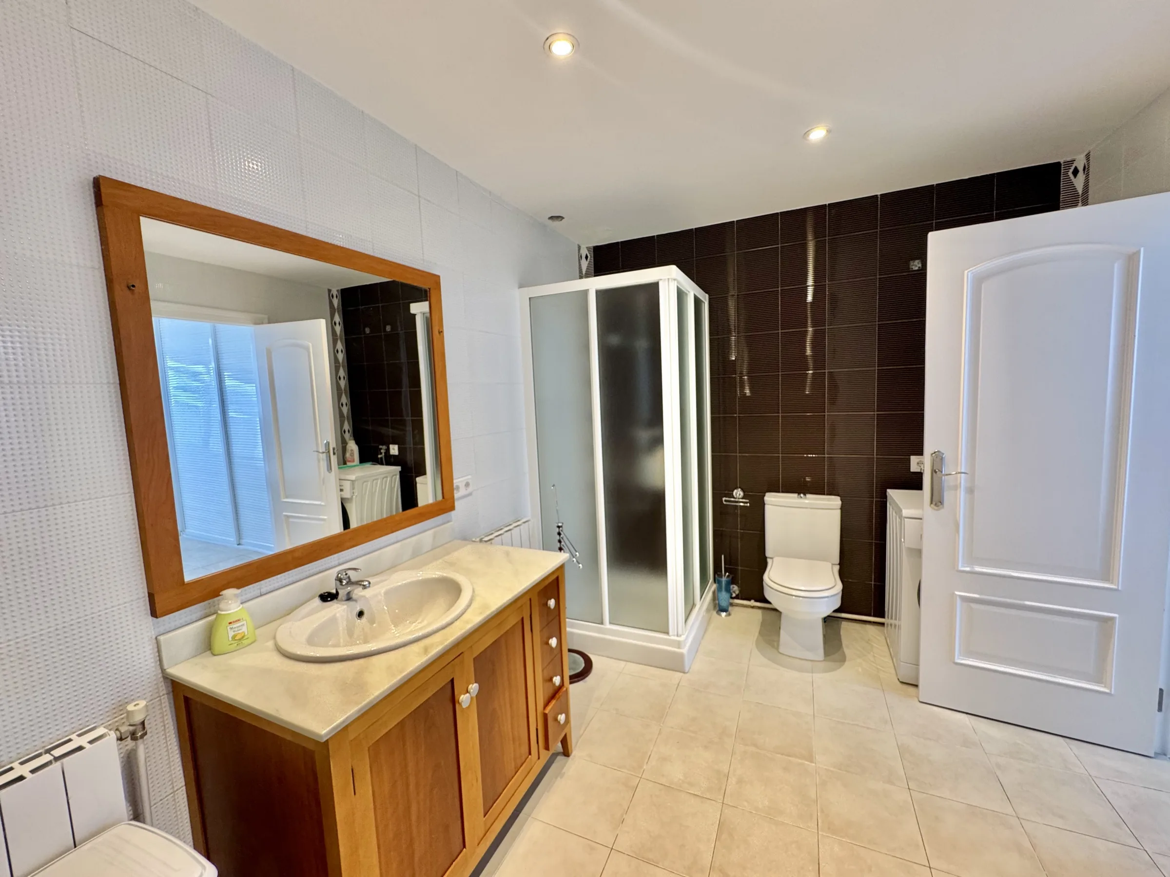 GB128 Ensuite bedroom 2 a 2026 04 13 140240 qlai
