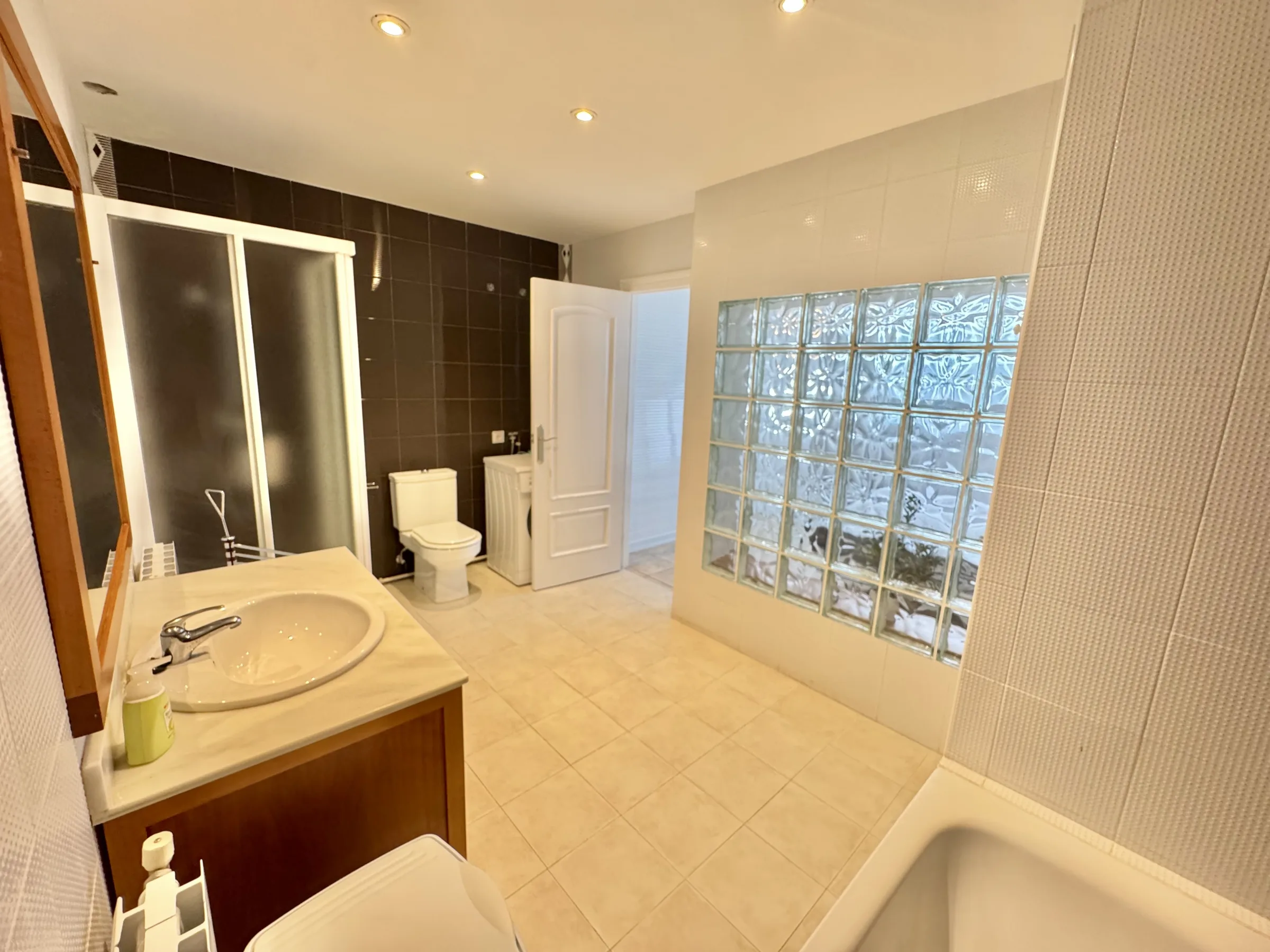 GB128 Ensuite bedroom 2 b 2026 04 13 140243 rkyt