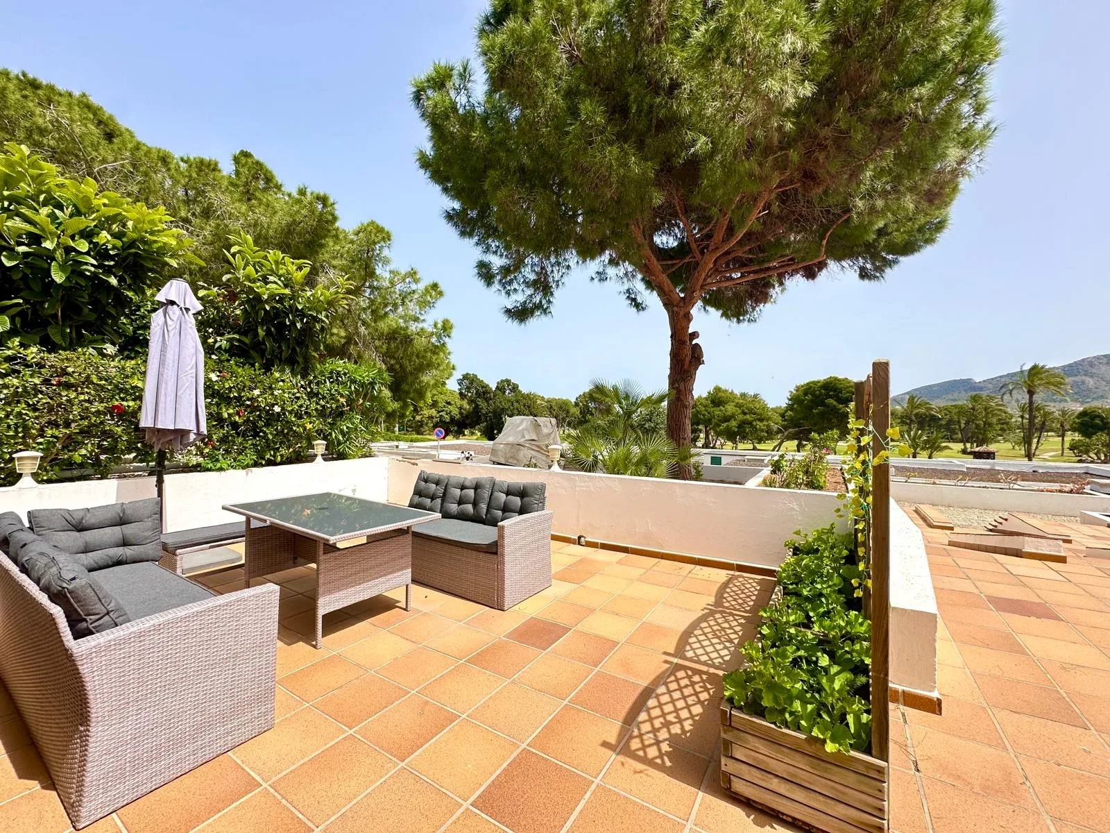 GB128 Front terrace c