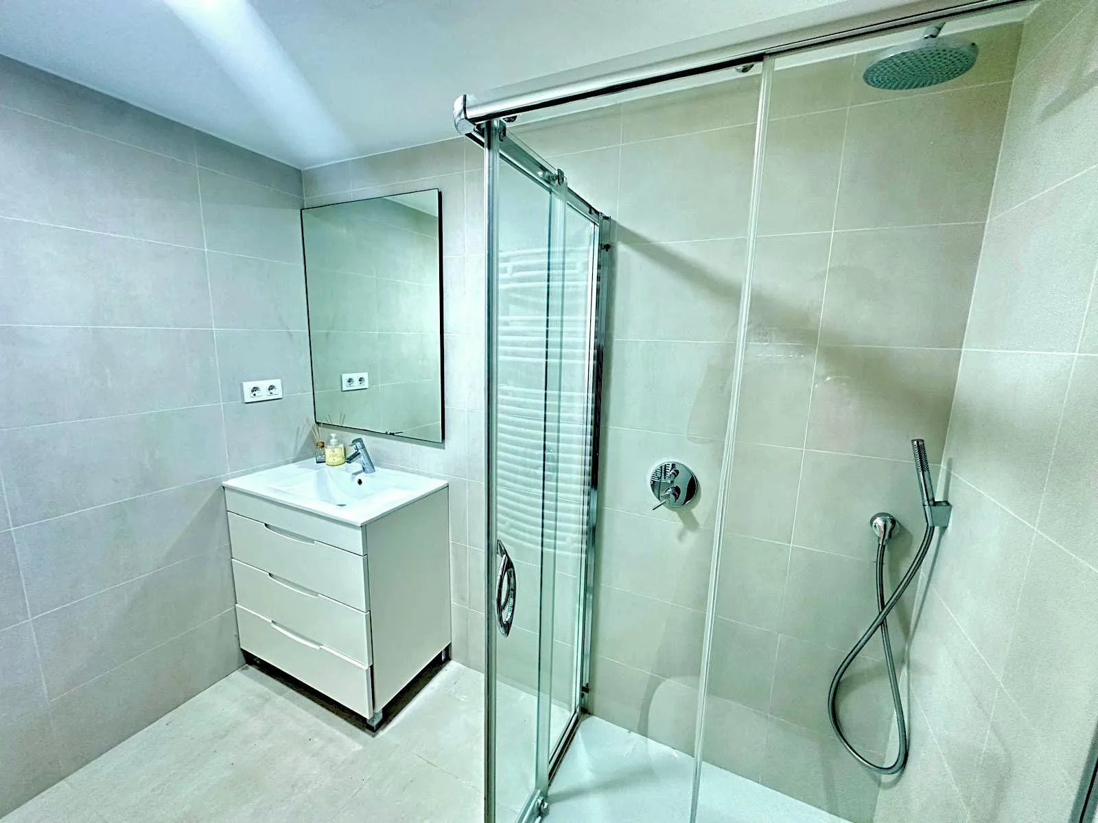 GB128 lower ground bathroom 1