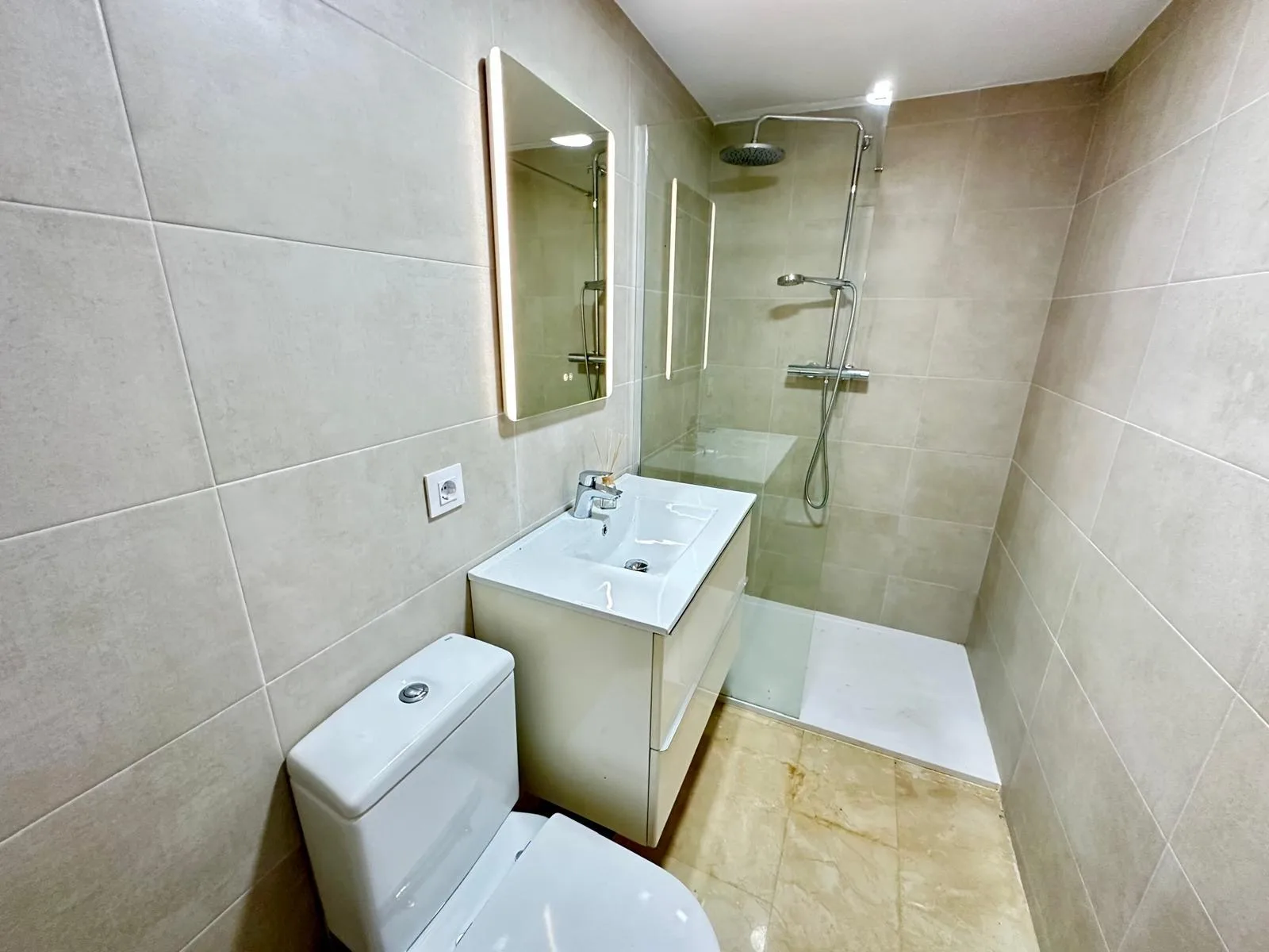 GB128 lower ground bathroom 2