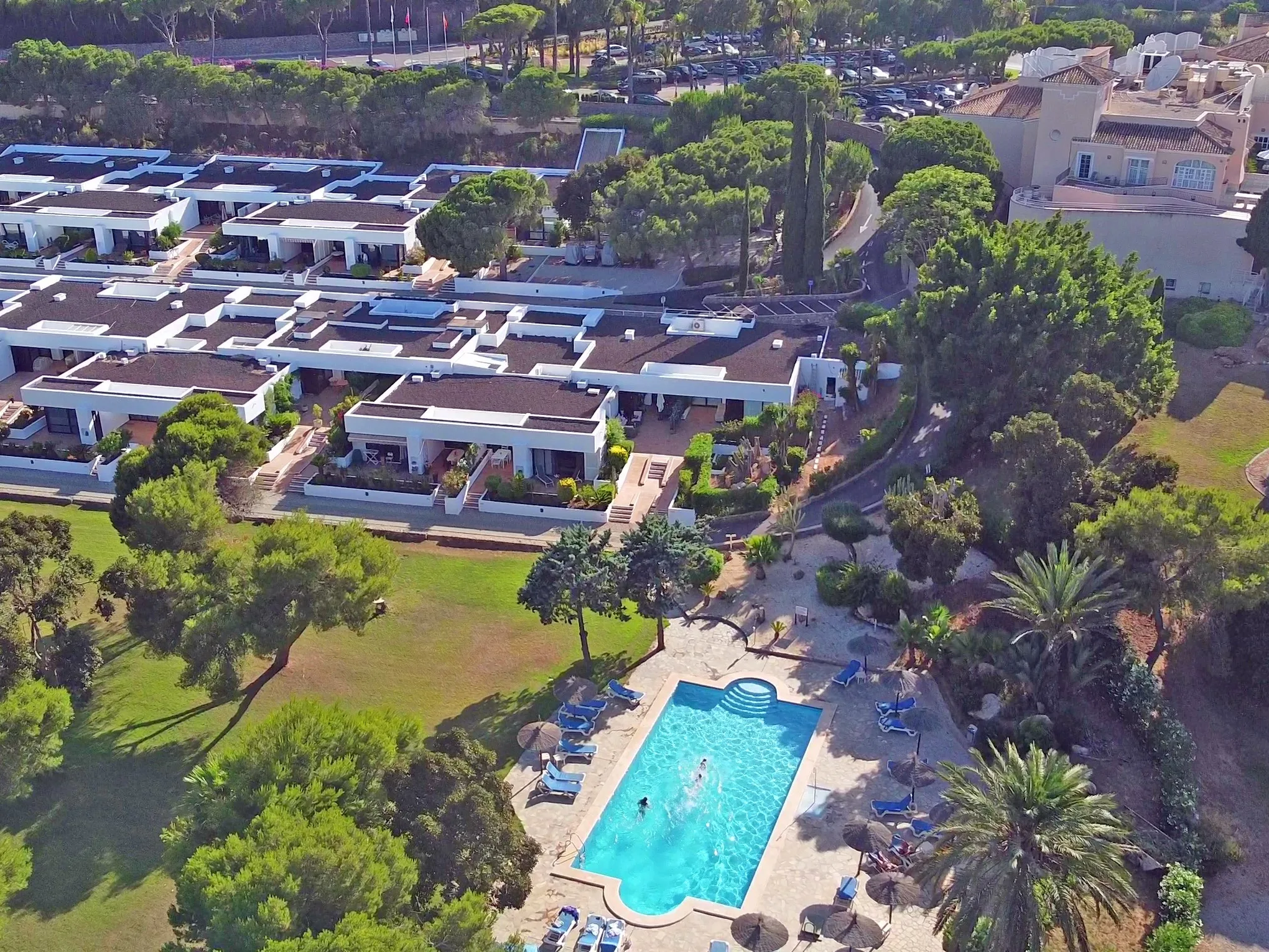 Golf bungalows and pool