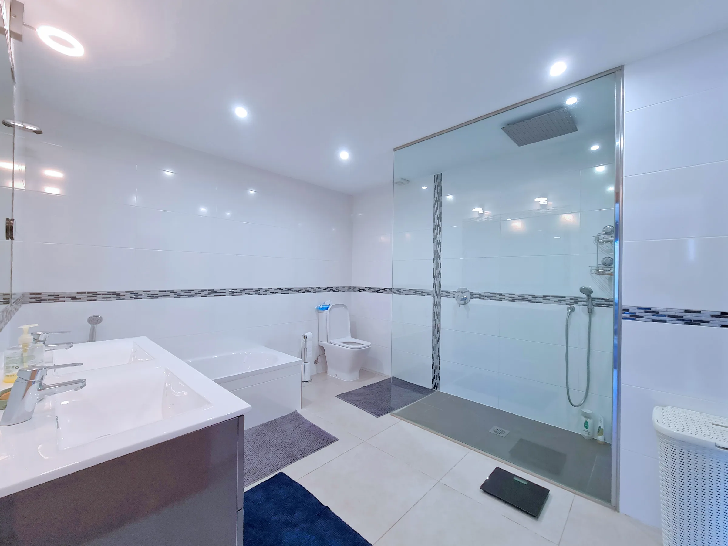 GB134 bathroom 1
