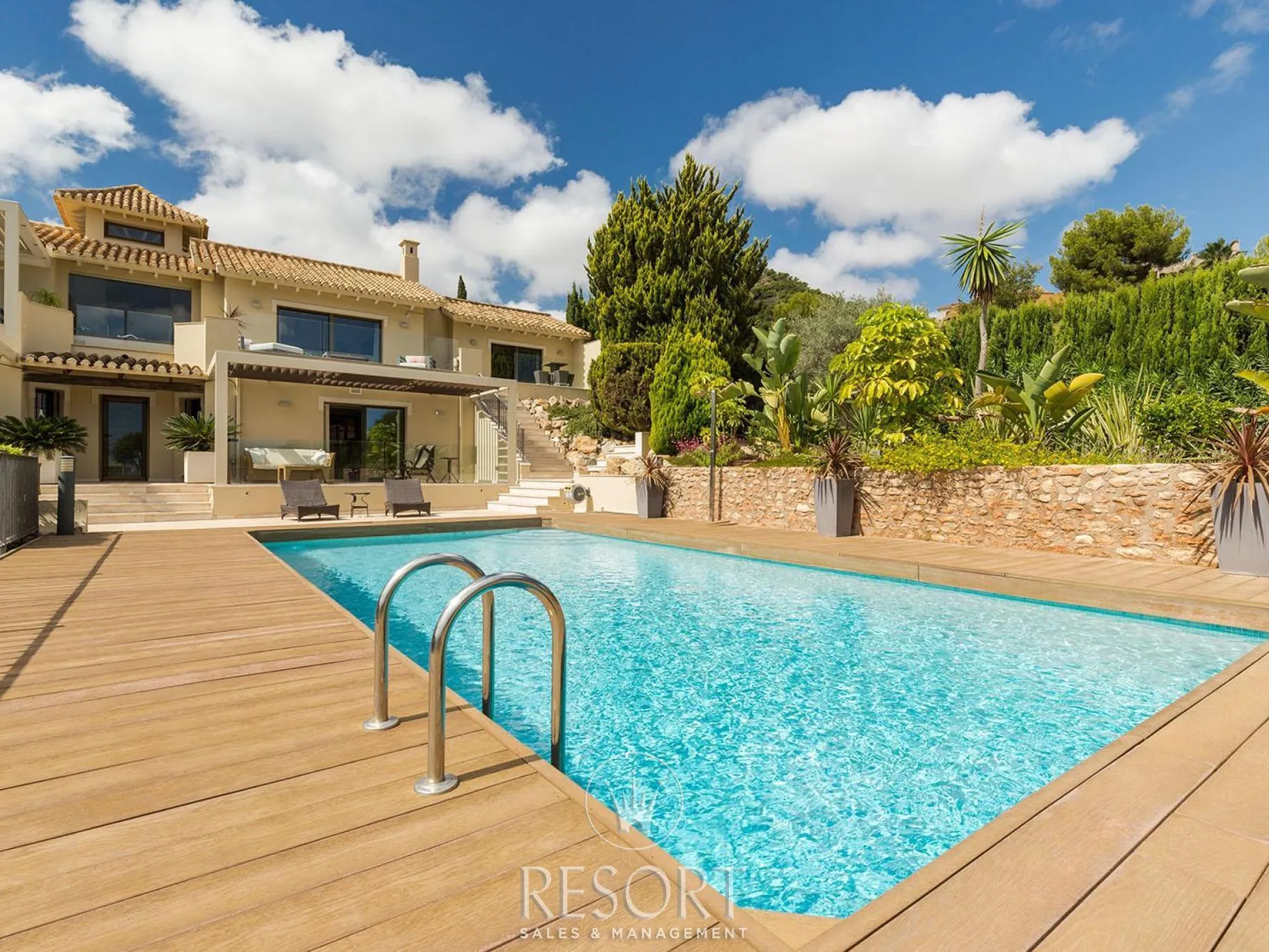 Villa 4 for sale 651fc13763d0e