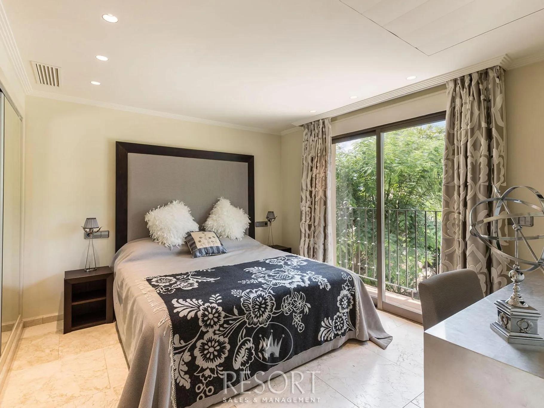 Villa 4 for sale 651fc1dda8316