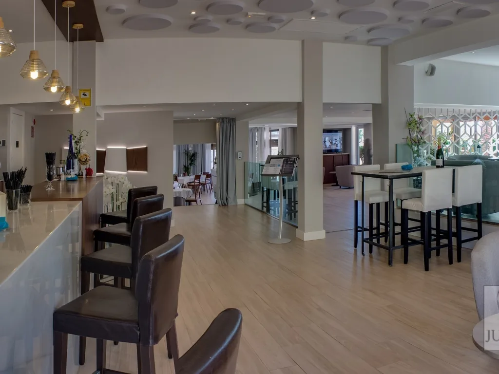 La Quinta Bar 1938x1000 mtime20180503153719