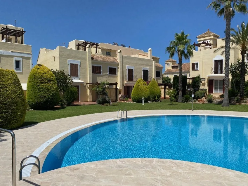 LB5 villa and pool