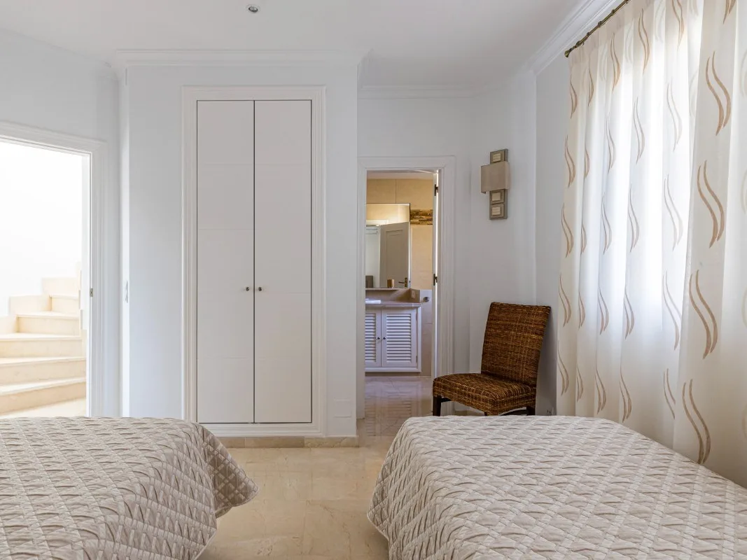 10 Twin Bedroom LB70