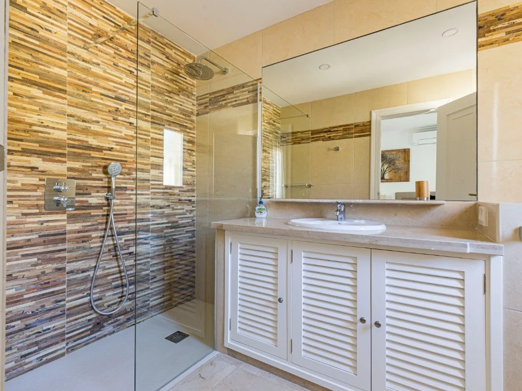 11 Twin Bedroom Ensuite LB70