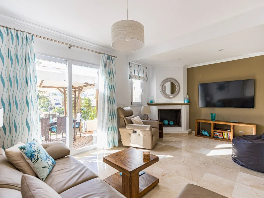 14 Living Room LB70