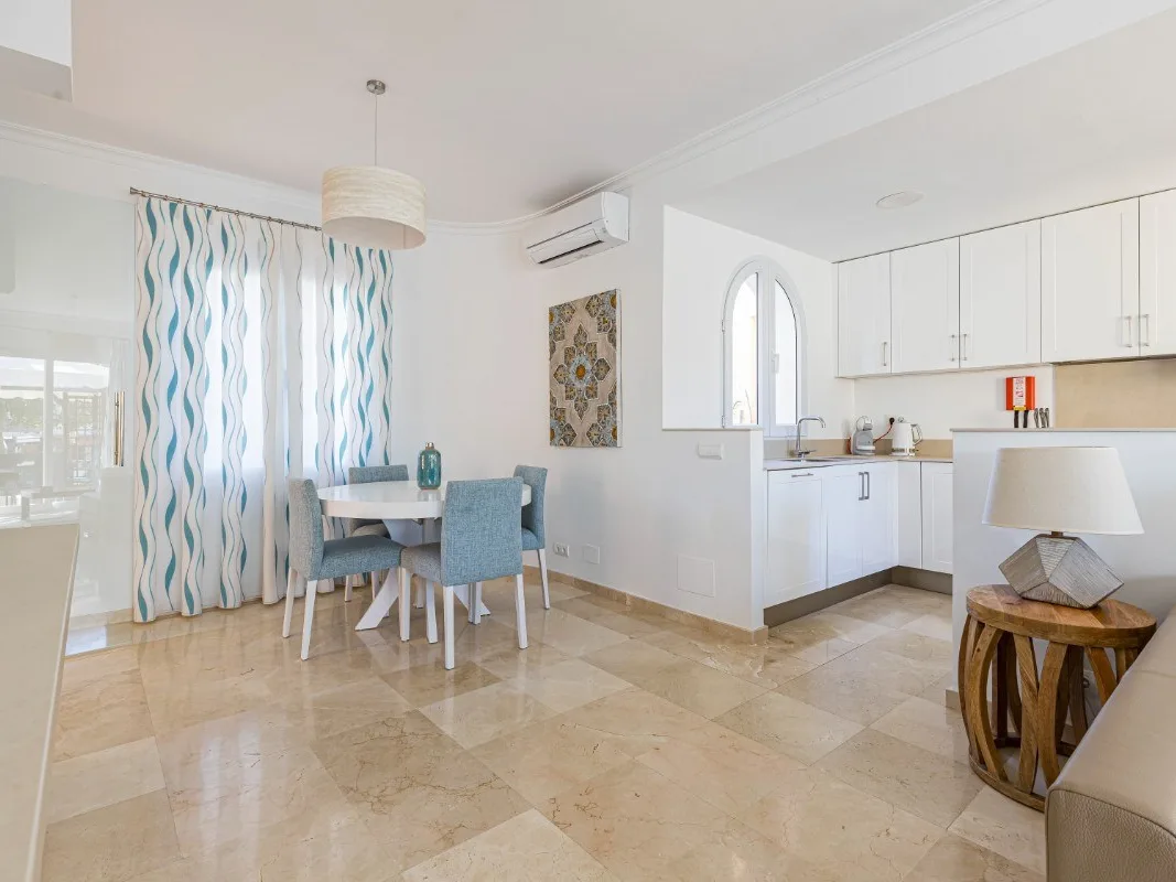 15 Living Room with Kitchen LB70