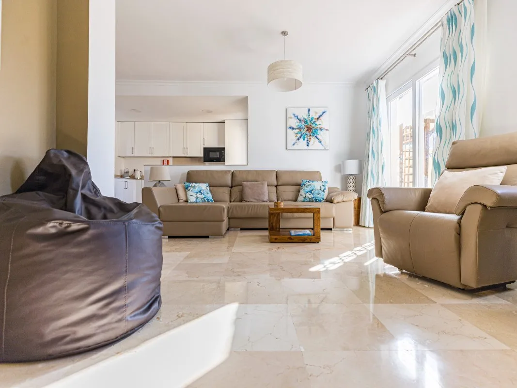 18 Living Room LB70