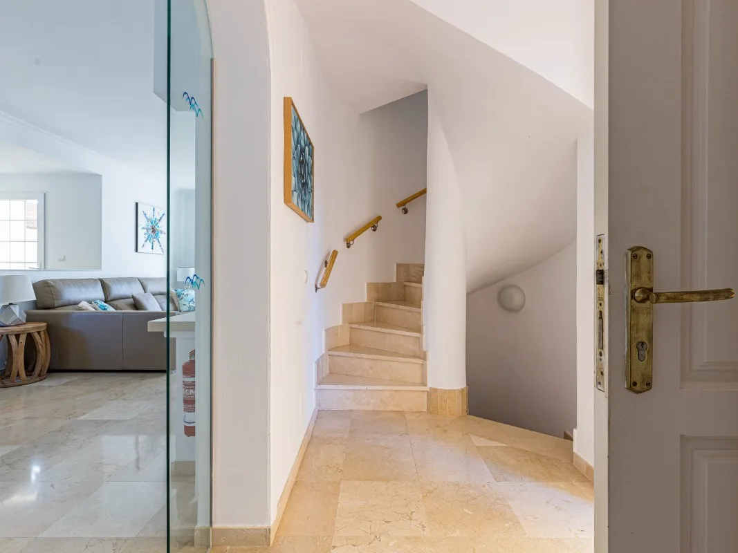 27 Entrance Lobby LB70