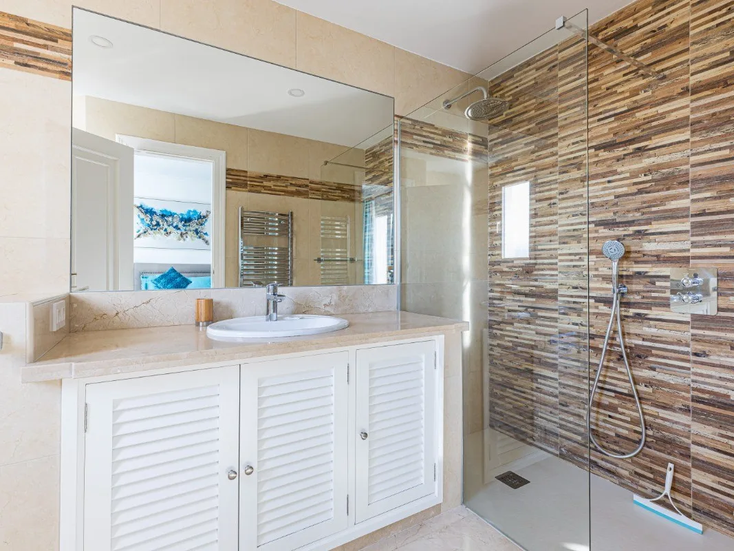 6 King Bedroom Ensuite LB70