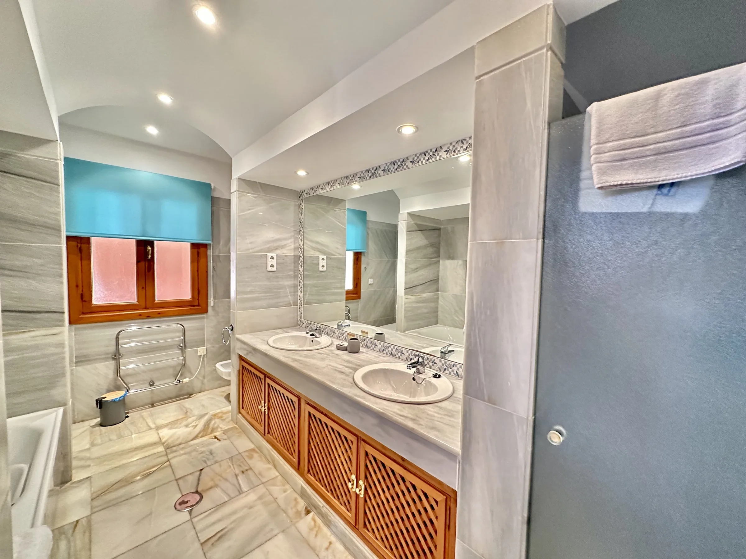LH4 Master Ensuite 2 mtime20230411143324