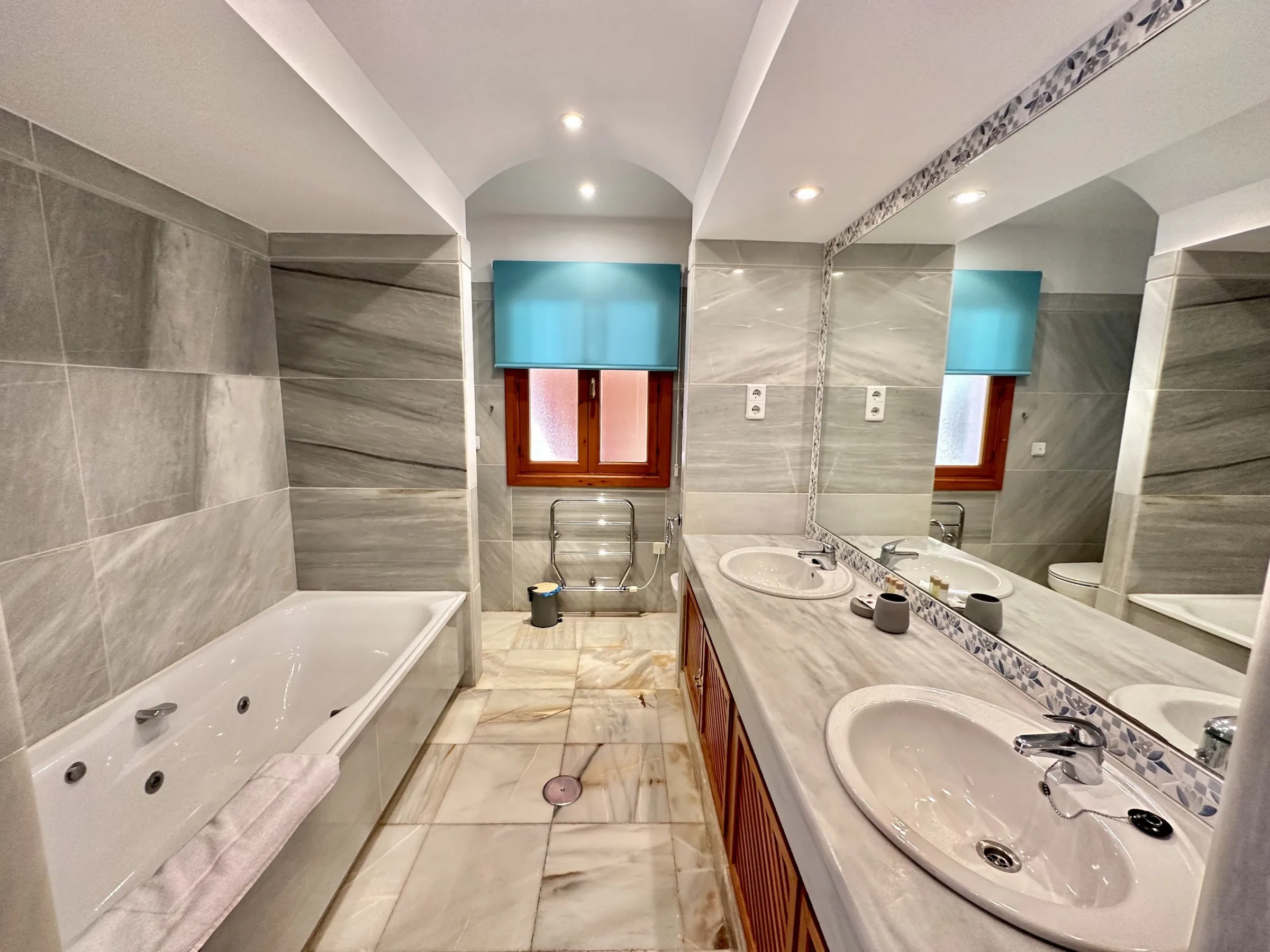 LH4 Master Ensuite mtime20230411143322