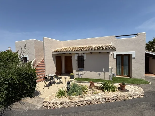 LH12 NEW Front of Villa