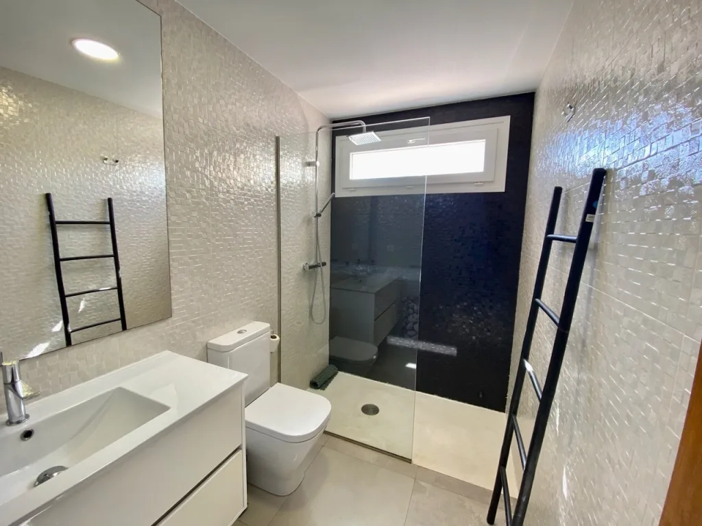 MIM18 Bathroom 3 Large mtime20220311150615