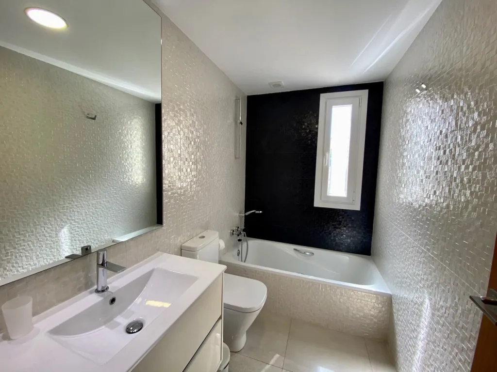 MIM18 Bathroom 4 Large mtime20220311150618
