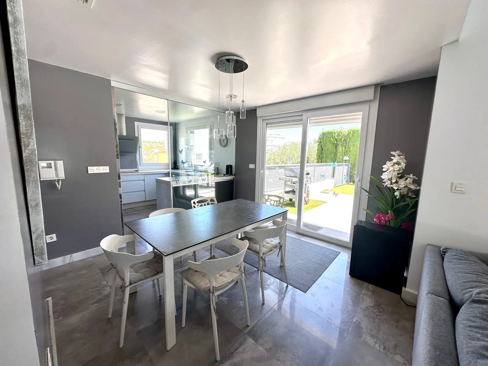 MIM18 Dining to Kitchen
