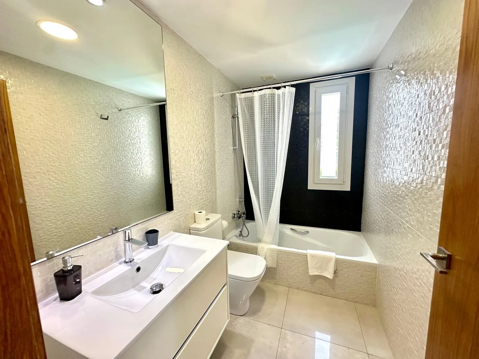 MIM18 Bathroom 1 a
