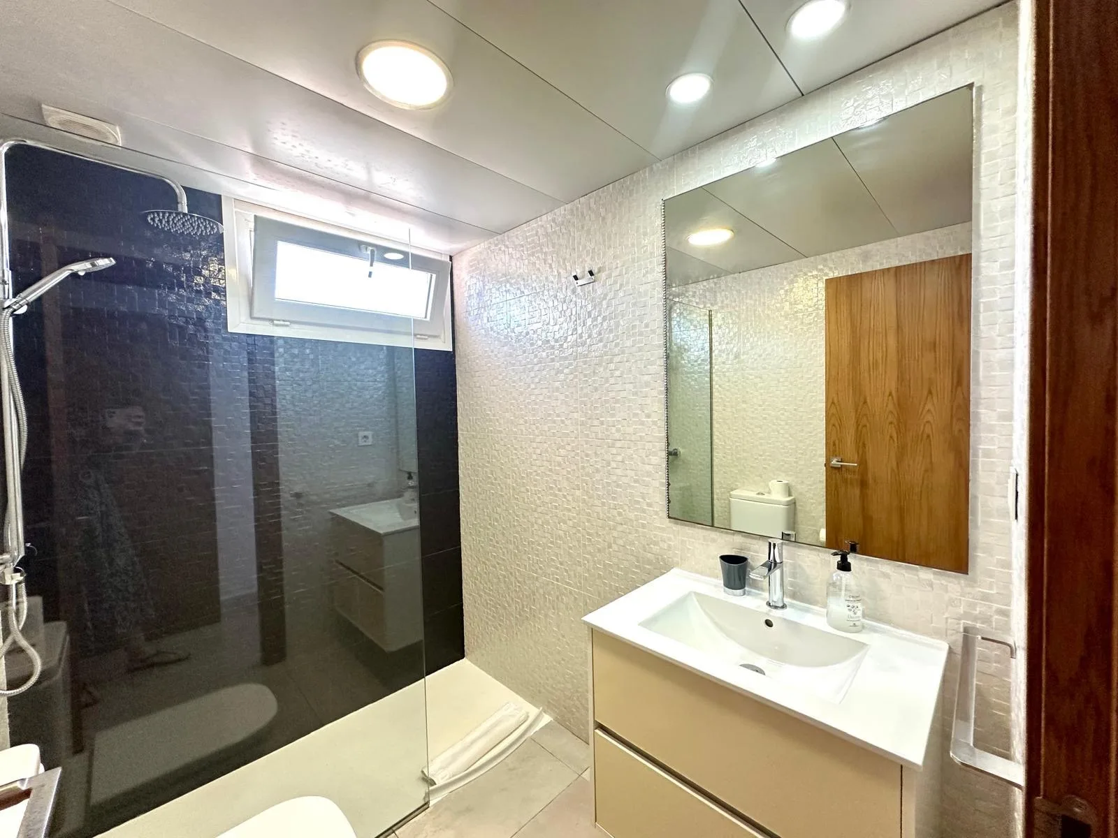 MIM18 Bathroom 2 a